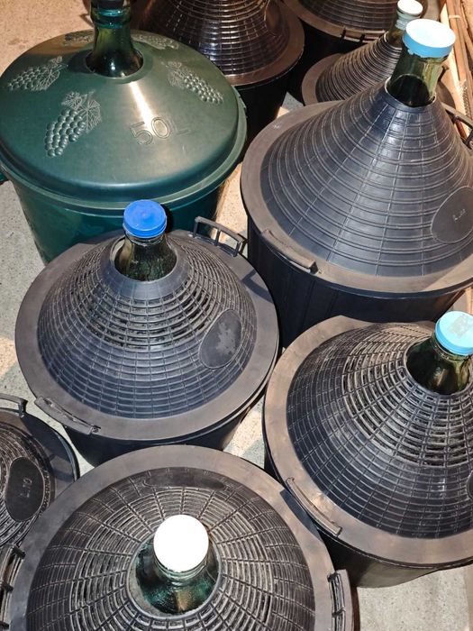 Damigene sticla cu dop si cos plastic