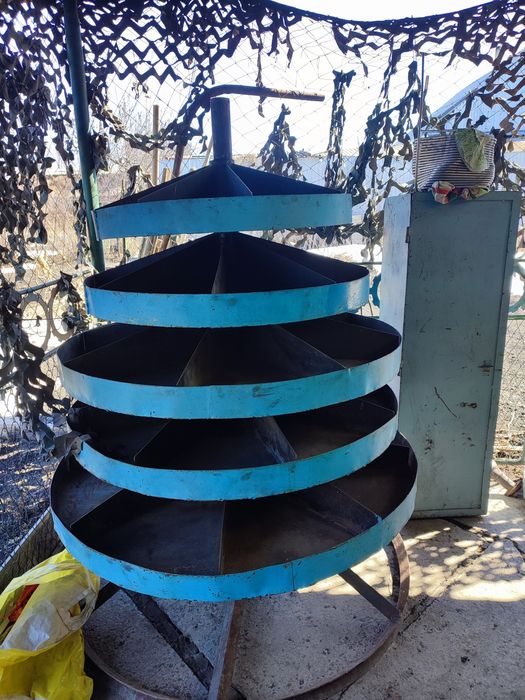 Пирамида для болтов инструментов