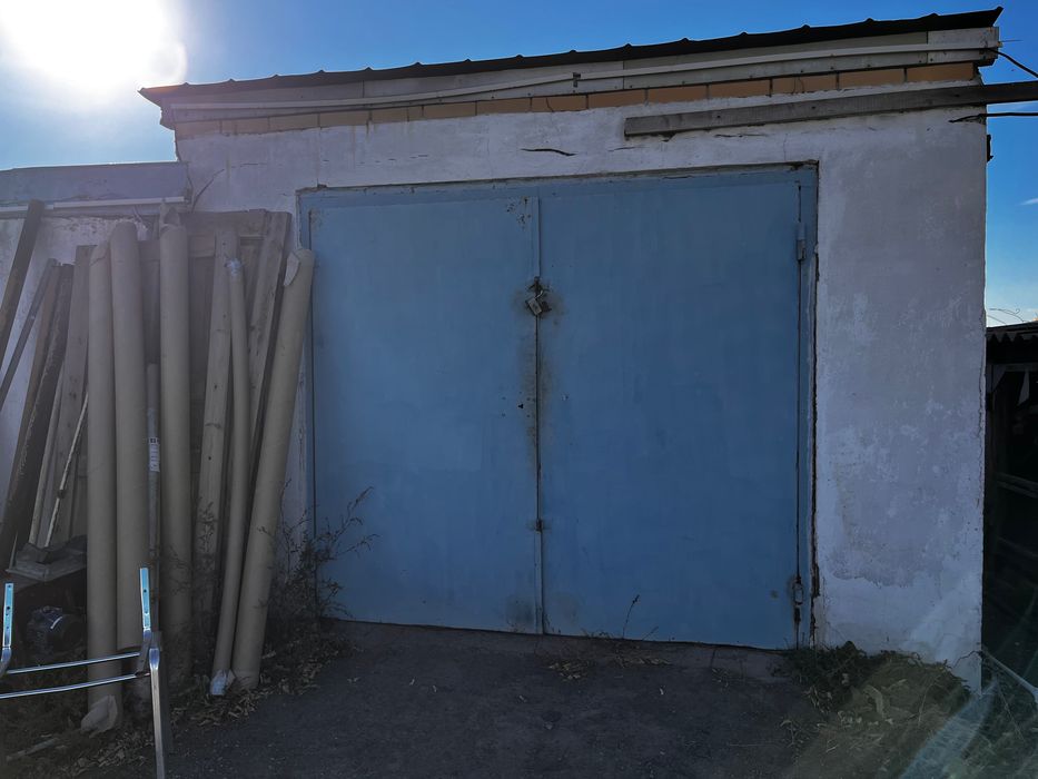 Продается дом с конюшней и сараем.