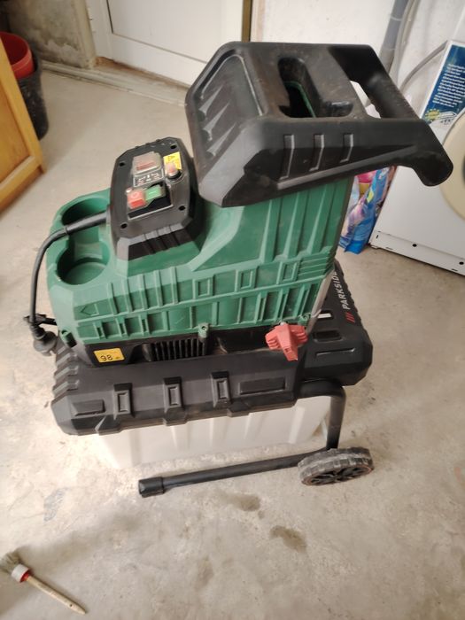 Продавам валцова дробилка за клони