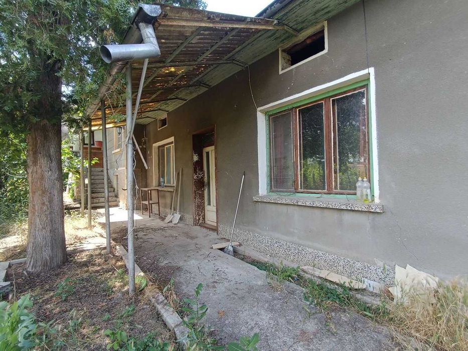 Двуетажна къща в село Хотница