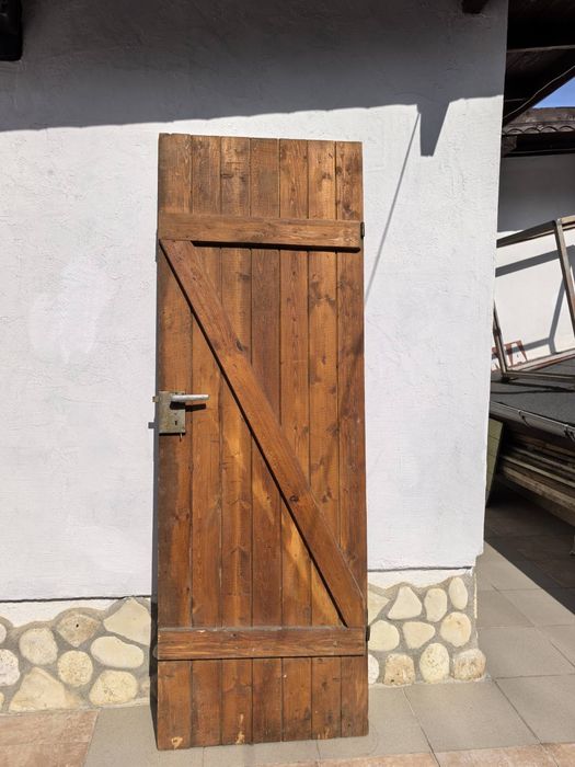 Дървена врата с брава и панти за двор ,изба.