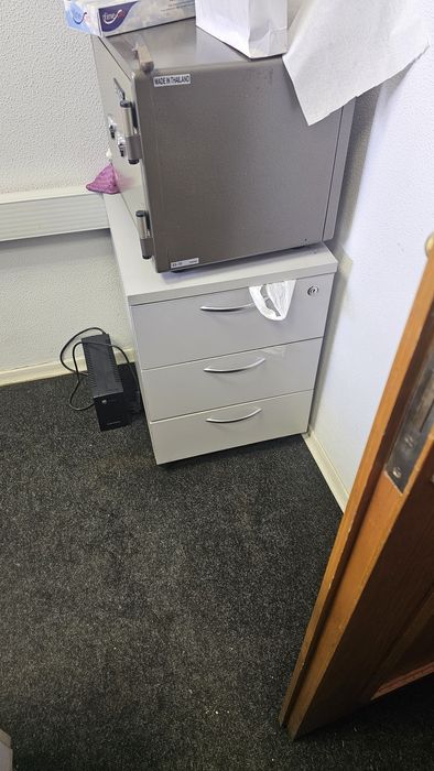 Офисные шкафы, столы, тумбочки