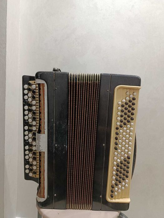 Продам баян        б/у