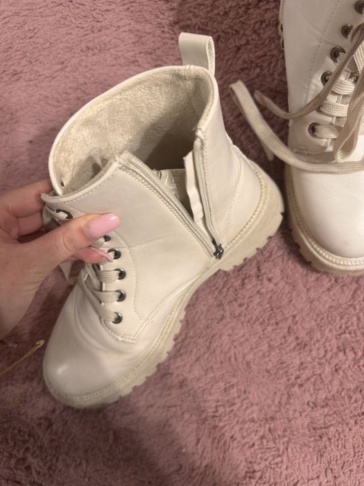 Боти в бежов цвят