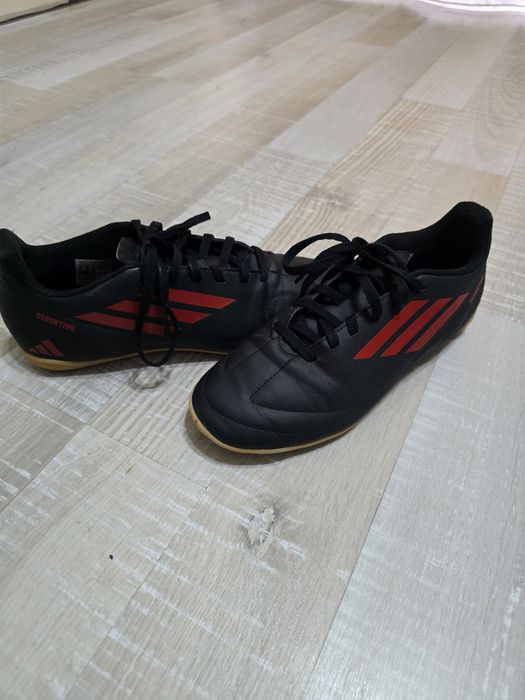 Vând adidașii de football