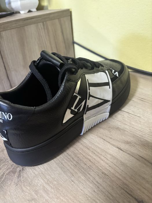 Продавам обувки Valentino Garavani – VLTN