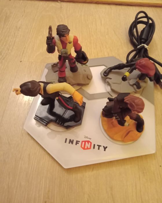 Vând figurine Disney infinity