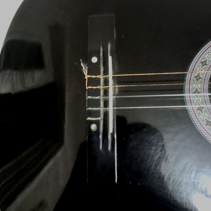 Gitara sotiladi.