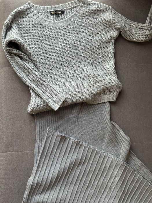 Пола плисе и пуловер