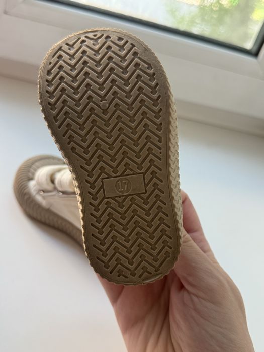 продам детские кроссовки