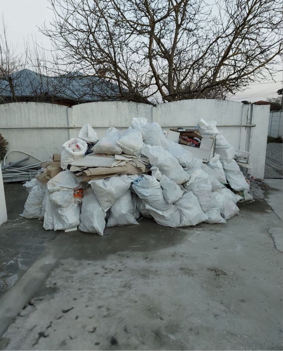 Ridicam moloz, debarasari, servicii complete cu incarcare sau fara