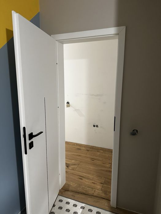 Монтаж на входни и интериорни врати.