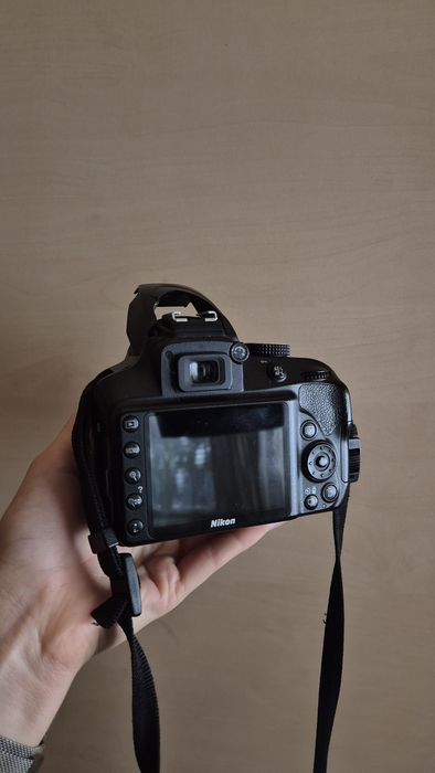 фотоапарат Nikon D3400 с обектив Nikon AF-P DX NIKKOR 18–55mm.