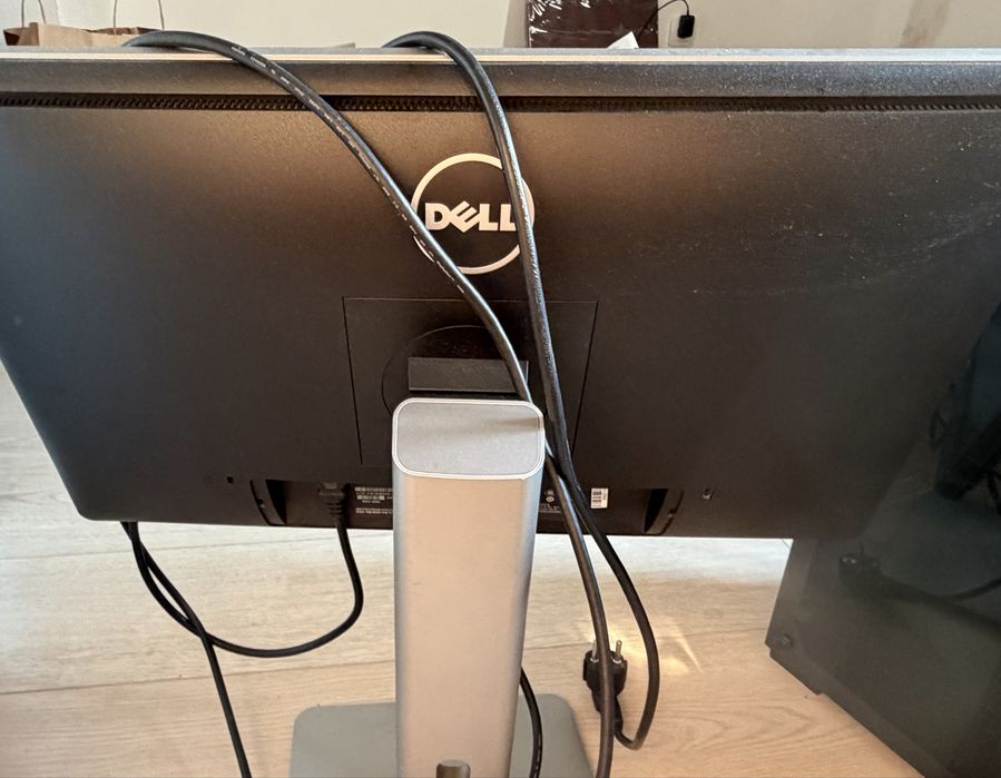 Продавам монитор Dell P2314H