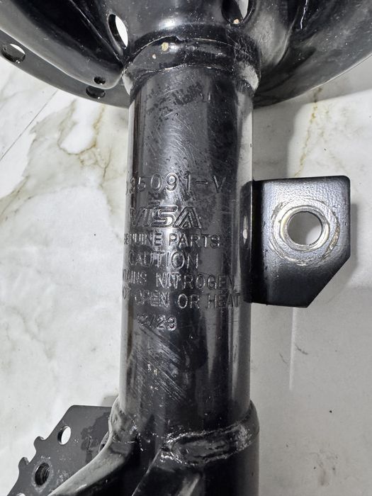 Амортиз с чашками камри 50se