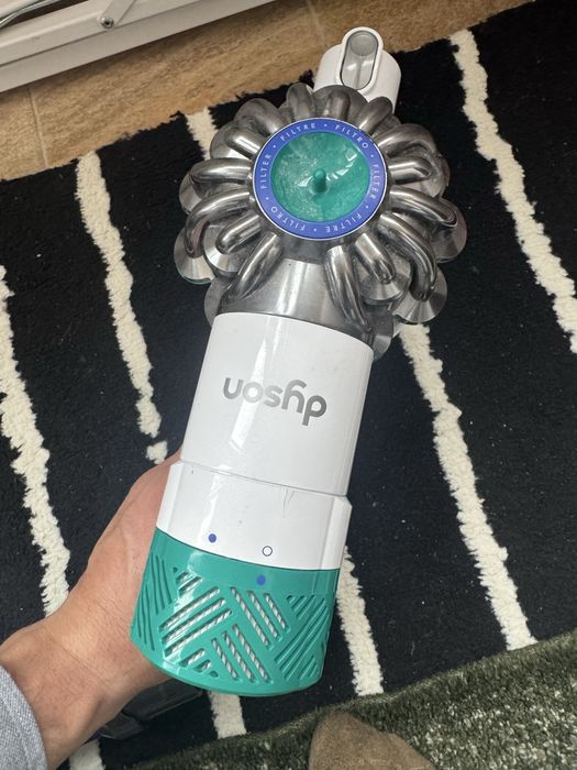 Aspirator dyson v6