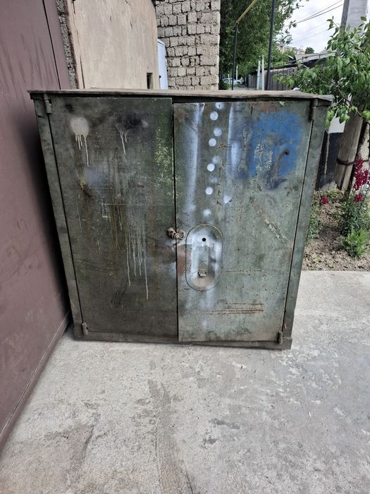 Железный шкаф большой
