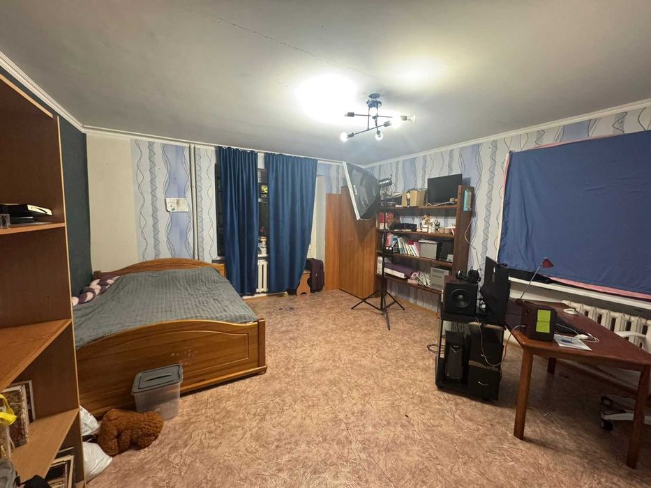 Продается  4-  комнатная квартира