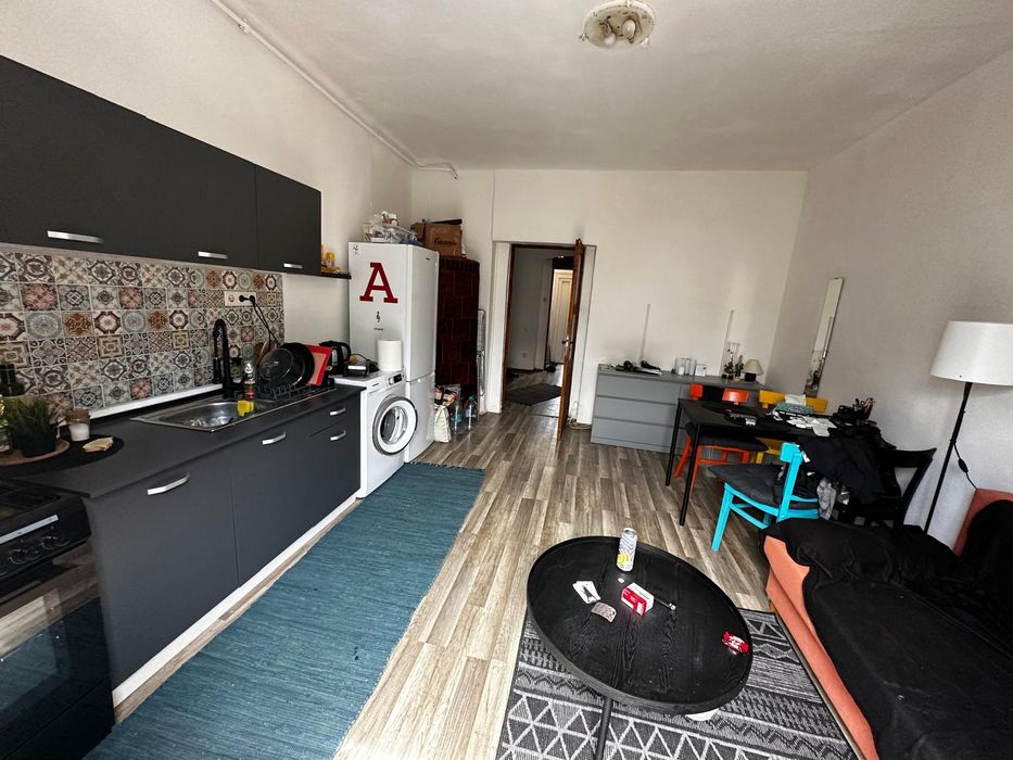 Închiriez apartament la casă
