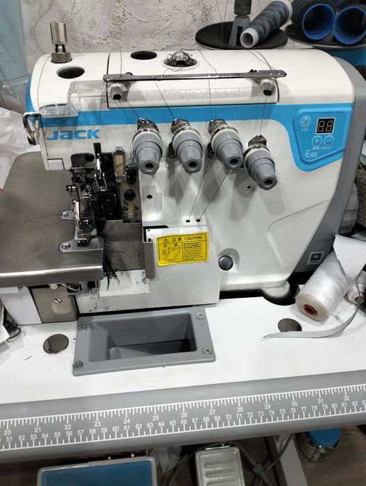 Продам оверлок Jack