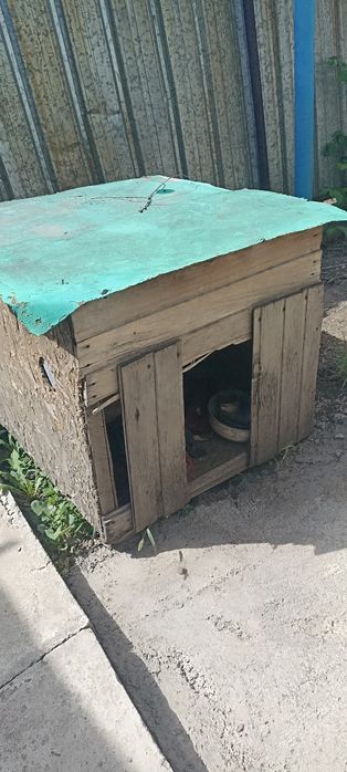 Домик для собак деревяный