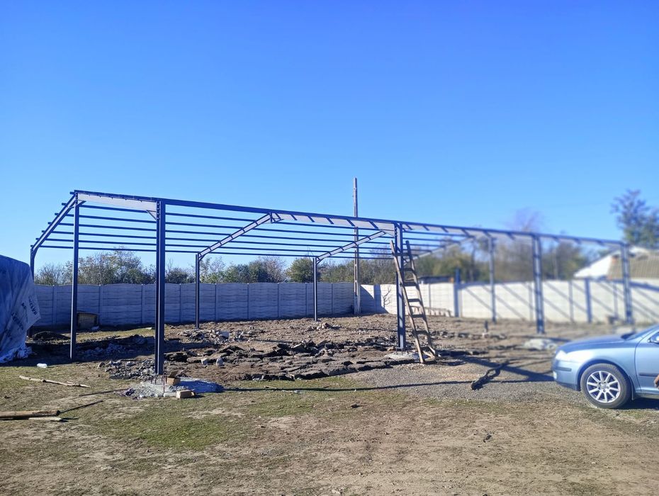 Vând hală metalică de pe stoc 10 m lățime cu 30 lungime cu tot cu montaj sau fără montaj Cum dorește clientul la super preț lucrăm fără avans