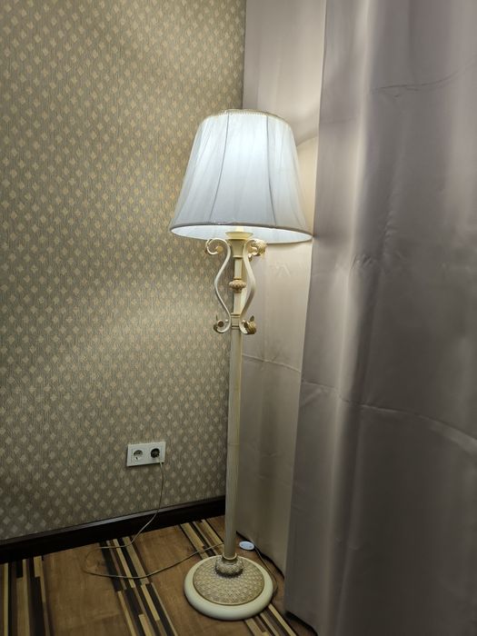 Настольная и напольная лампы, бра на стену