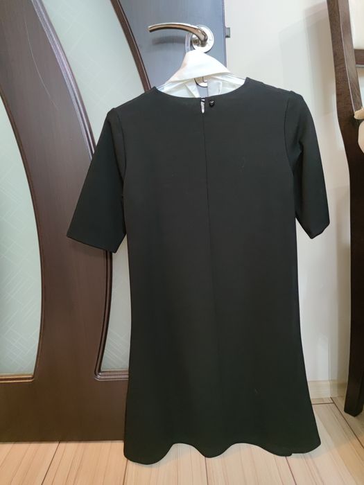 Стилна черна рокля с къс ръкав М
