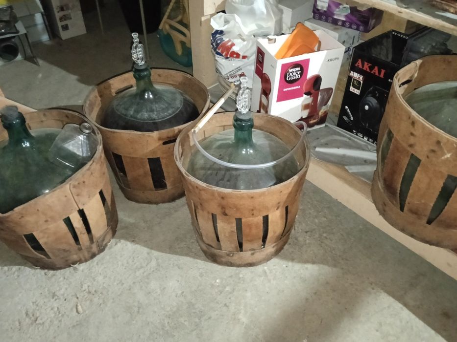 Vând damigene de vin!