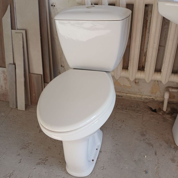 Унитаз,раковина.