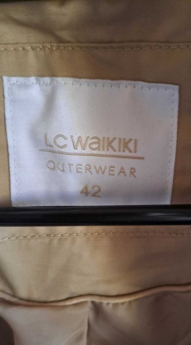 Дамски якета и бежов тренчкот LC Waikiki