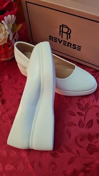 De vânzare două perechi de pantofi noi.