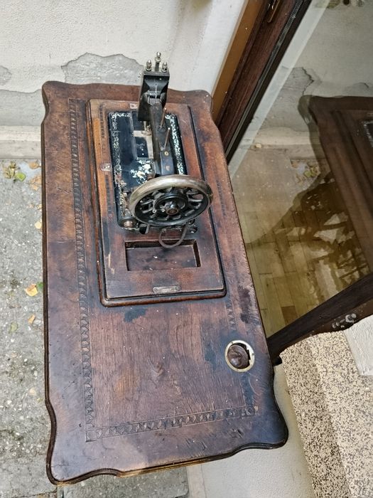Mașina de cusut veche