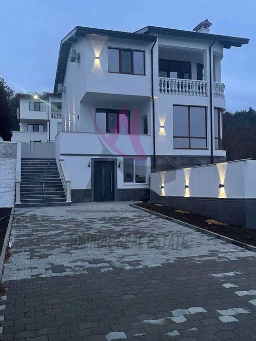 Продава се Къща в Варна, Левски - 300 кв.м за 1250 €/кв.м - Снимка #1