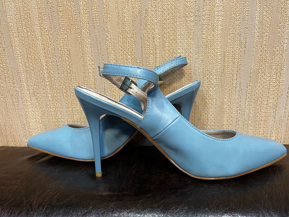 Дамски обувки на висок ток