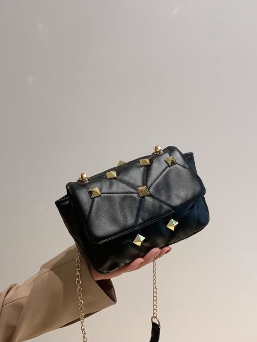 Черна чанта с капси