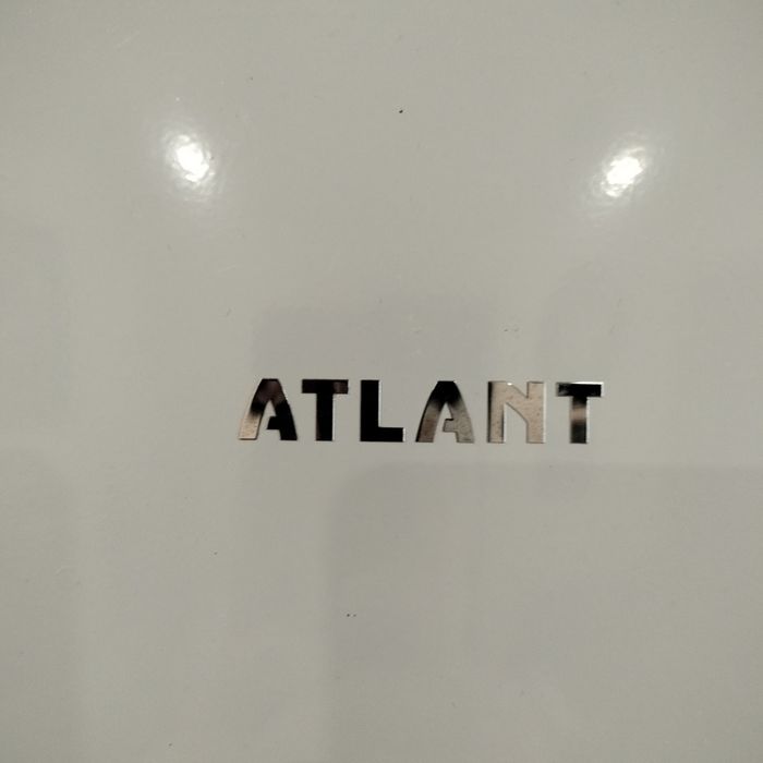 Продам очень вместительный холодильник Атлант