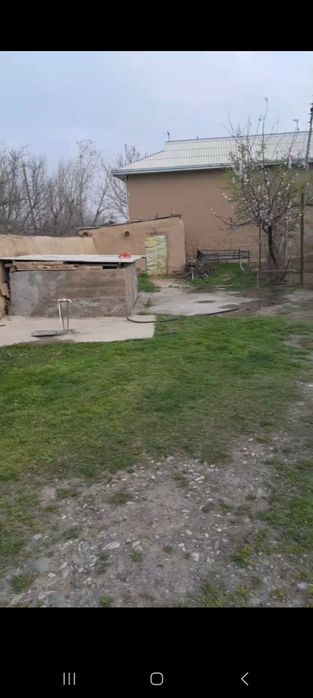 Uy soyiladi 7 sotix 3 xona svet gaz suv hamma sharoyit bor yasashga