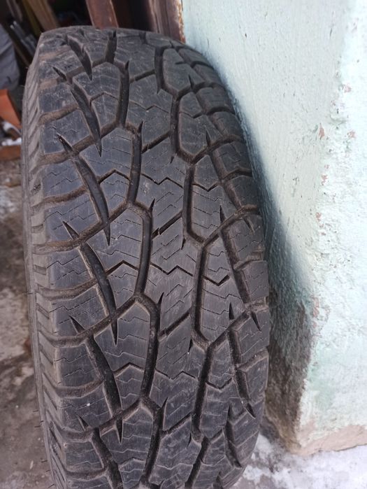 Продам диски с резиной на внедорожник.