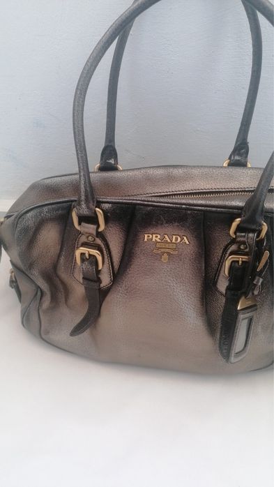 Дамска чанта Prada,оригинална,без никакви забележки ,в отлично сьстояние,естествена кожа,закупена в бутик Prada в Италия