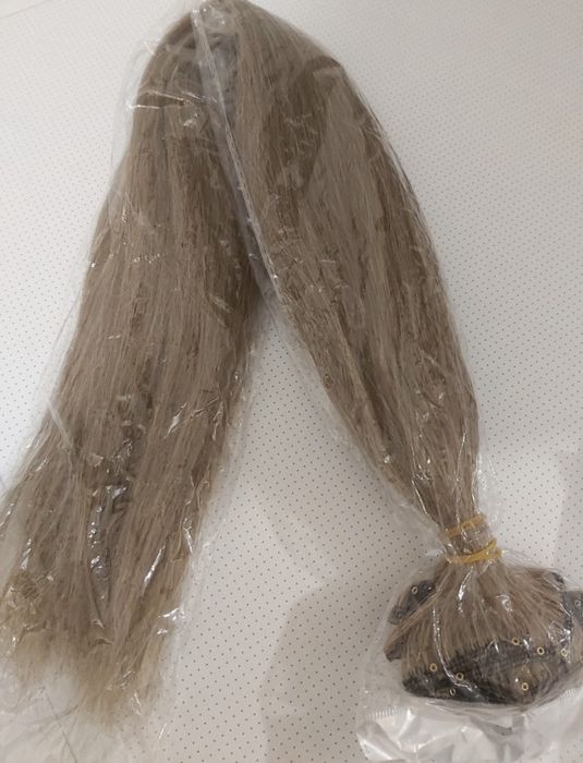 Волос на заколках .