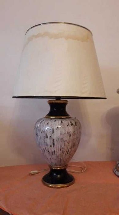 Veioza cu pedestal din portelan decor