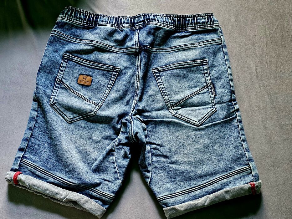Vand blugi albastru scurti material foarte bun in stare perfecta