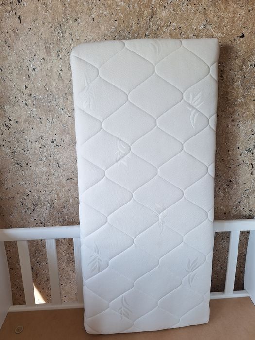 Бебешка кошара + матрак + чаршафи и музикална играчка