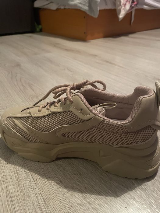 39-ти номер обувки, чисто нови са