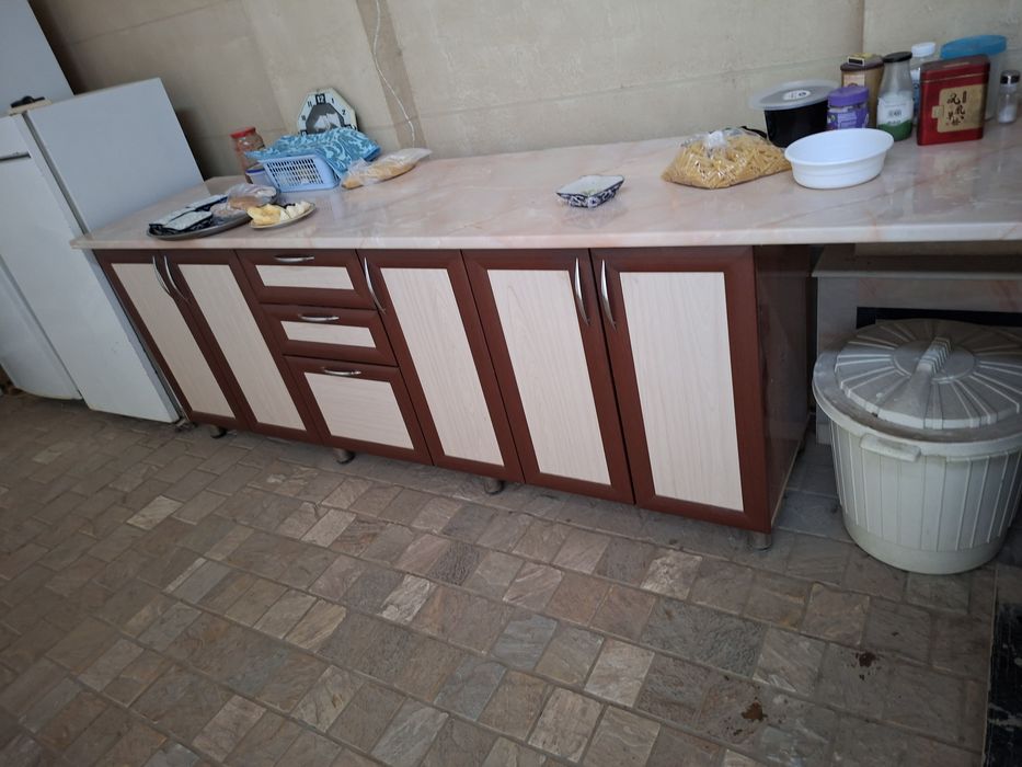 Kuheniy mebel sotiladi