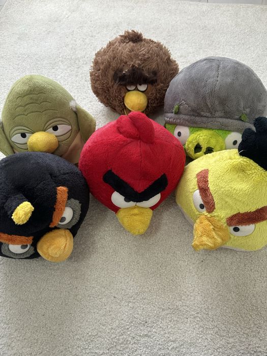 Set de jucării de pluș de colecție din franciza Angry Birds .