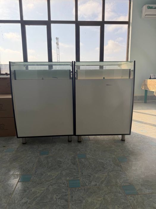 витрины для магазинов с полкамы