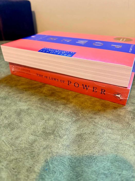 The 48 Laws of Power от Robert Greene на английски език - чисто нова!